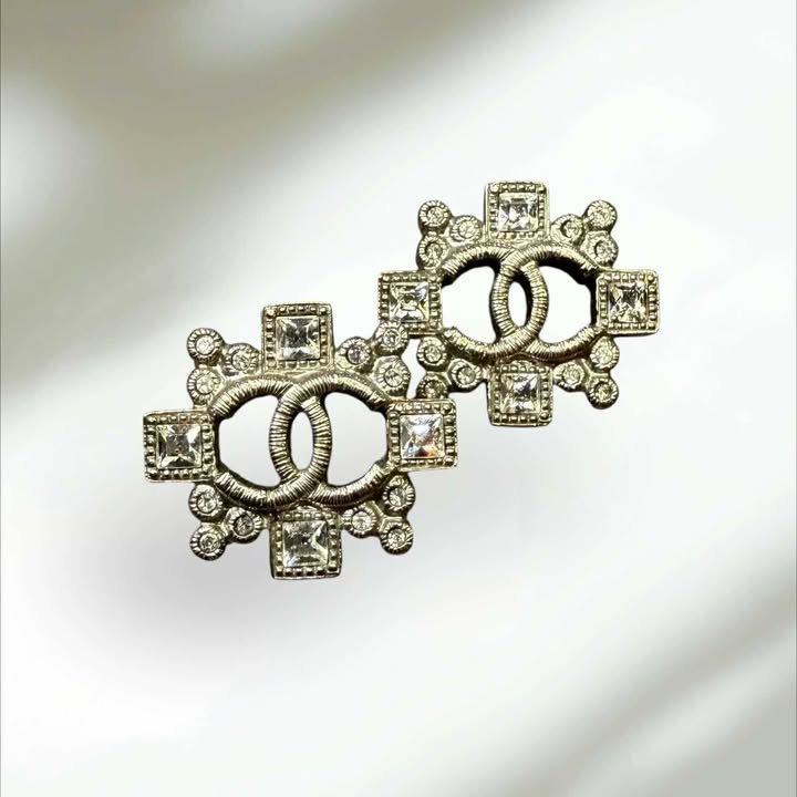 CHANEL 雙C水鑽耳環/銀-1