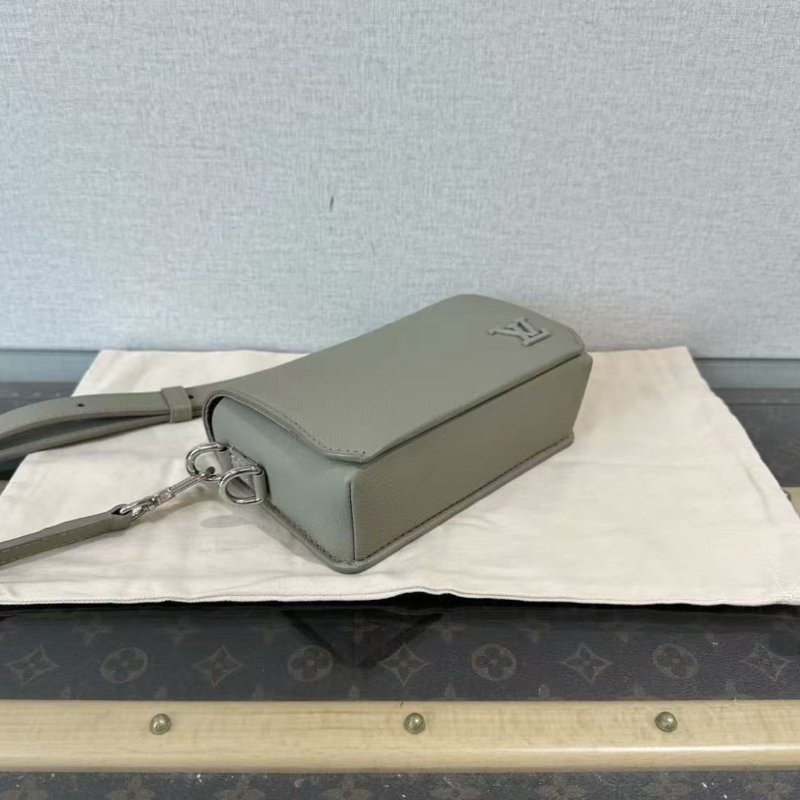 ✨LV Fastline mini綠色銀扣斜背包17.3*12*7 98新 配件塵袋-3