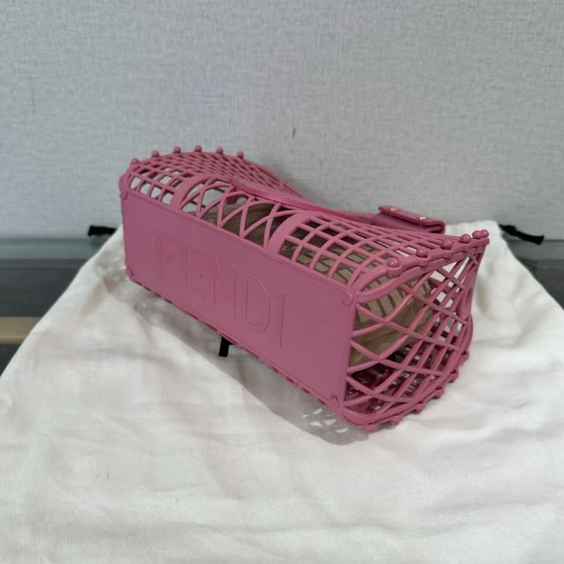 ✨FENDI 粉色鏤空菜籃子手提包24*17*9 98新 配件塵袋-1