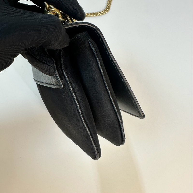 PRADA 皮革鏈條WOC斜背包-1