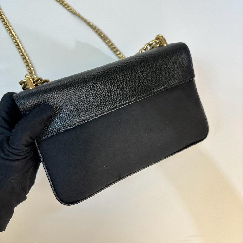 PRADA 皮革鏈條WOC斜背包-11