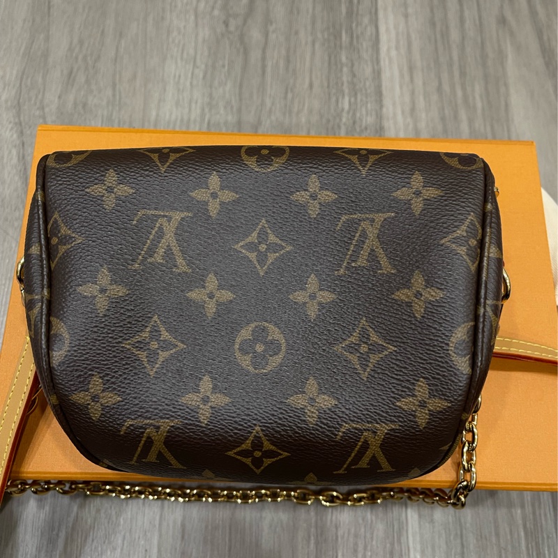 LV mini bumbag-6