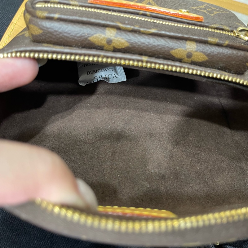 LV mini bumbag-8