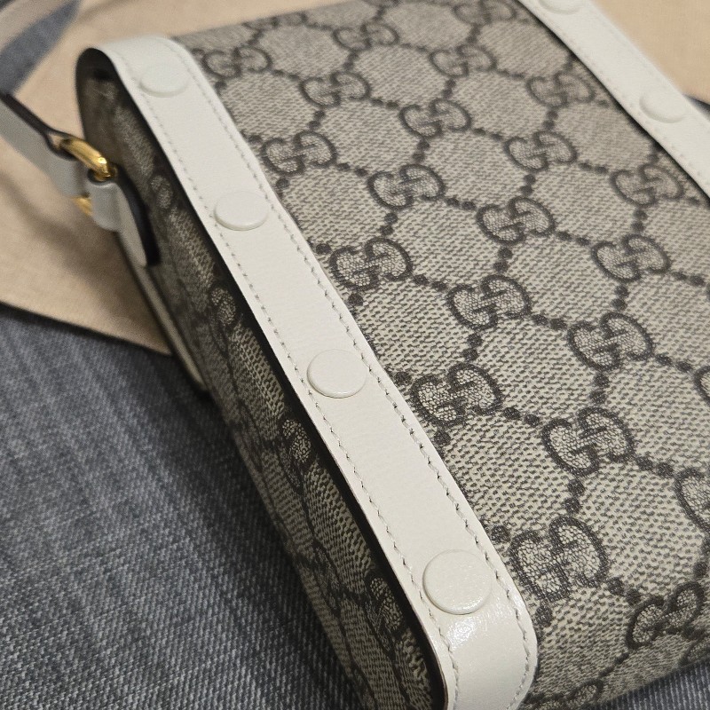 古馳 GUCCI 馬銜扣 1955 白色老花手機包-12