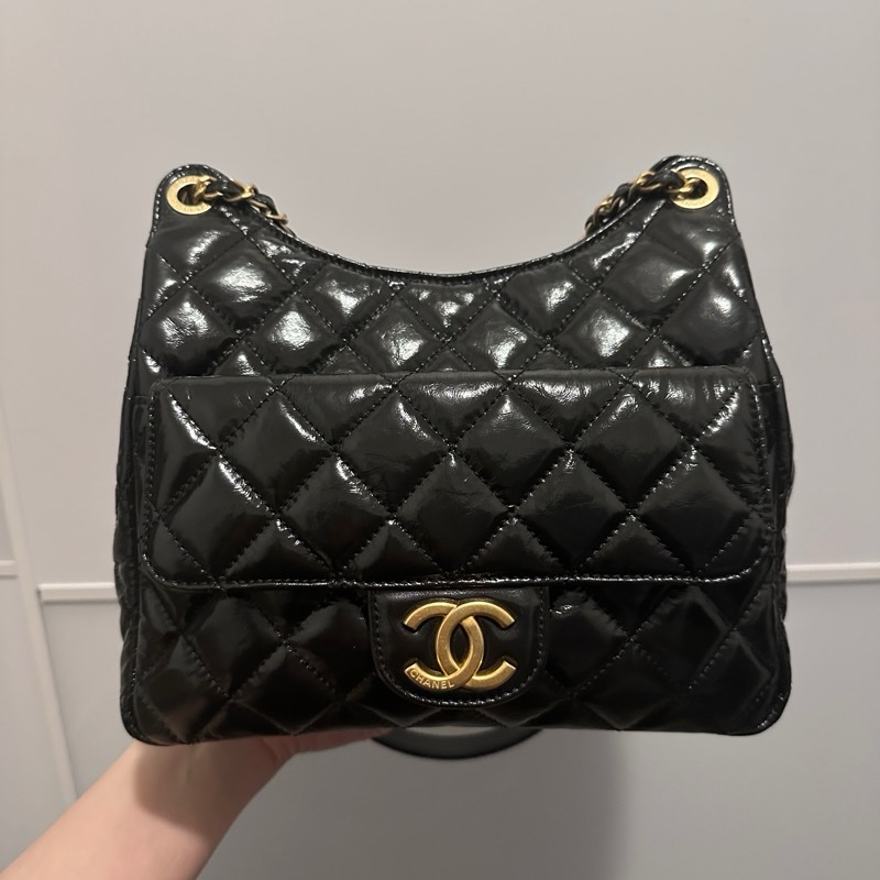 CHANEL（香奈兒）天貓精靈 HOBO嬉皮包 中號 黑色金扣 牛皮油蠟皮-0