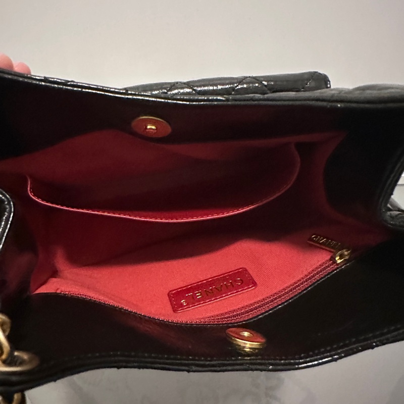 CHANEL（香奈兒）天貓精靈 HOBO嬉皮包 中號 黑色金扣 牛皮油蠟皮-8