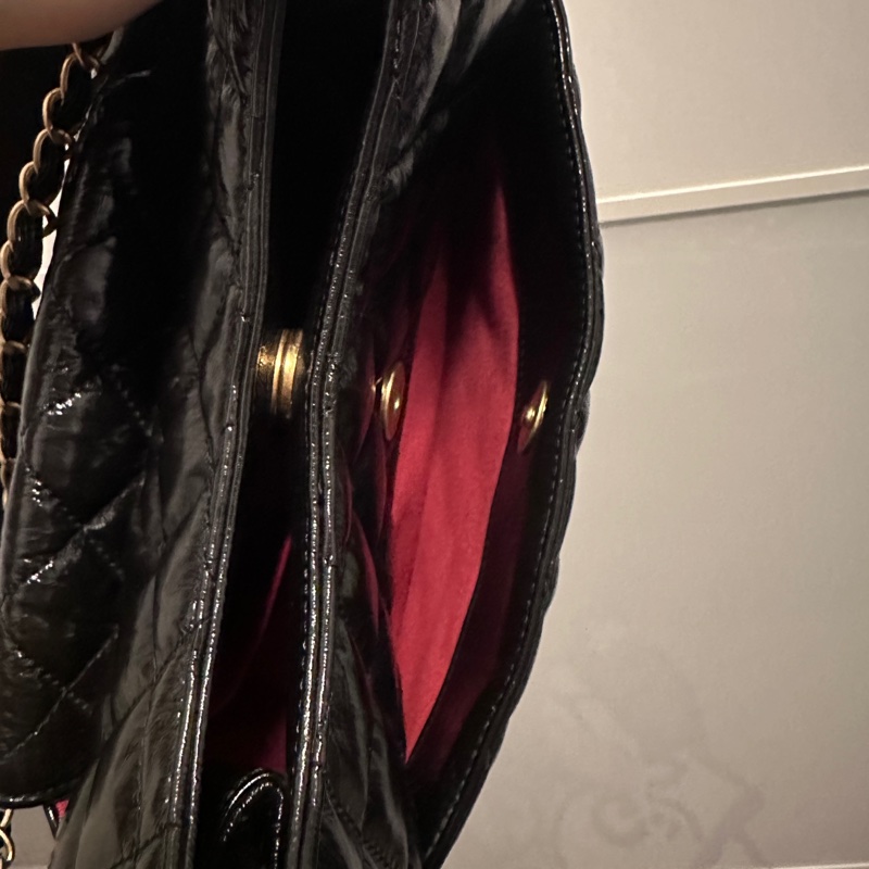 CHANEL（香奈兒）天貓精靈 HOBO嬉皮包 中號 黑色金扣 牛皮油蠟皮-9