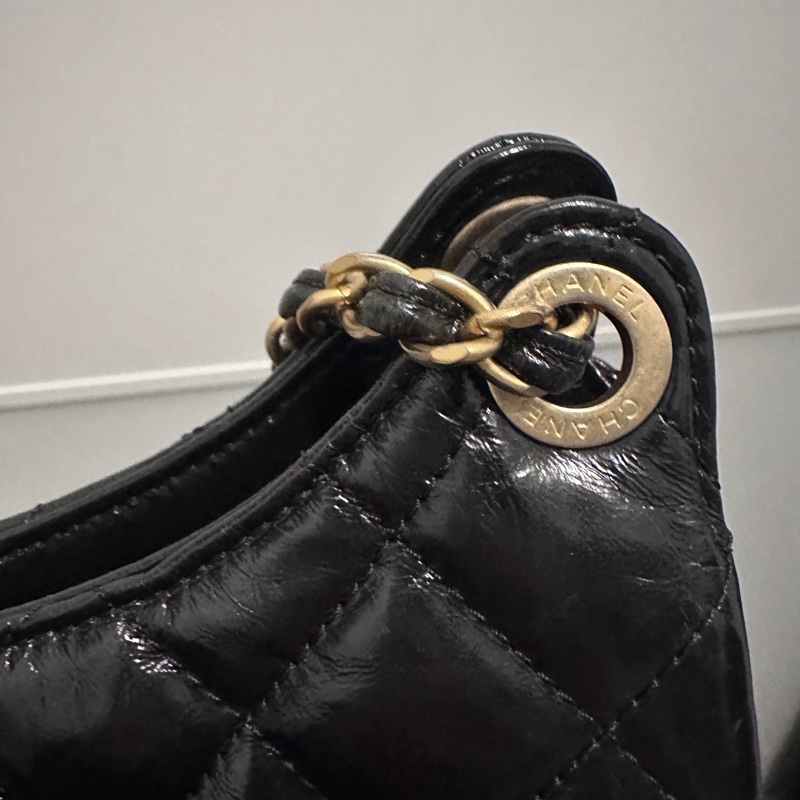 CHANEL（香奈兒）天貓精靈 HOBO嬉皮包 中號 黑色金扣 牛皮油蠟皮-11