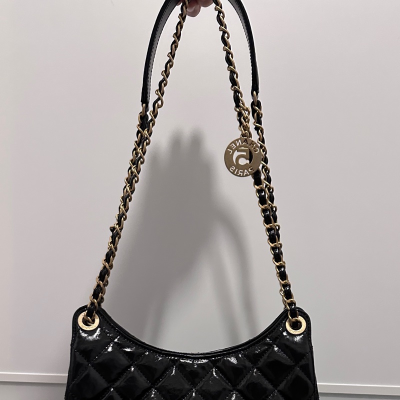 CHANEL（香奈兒）天貓精靈 HOBO嬉皮包 中號 黑色金扣 牛皮油蠟皮-12