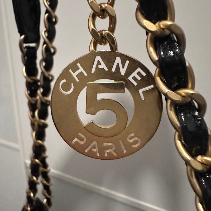 CHANEL（香奈兒）天貓精靈 HOBO嬉皮包 中號 黑色金扣 牛皮油蠟皮-13