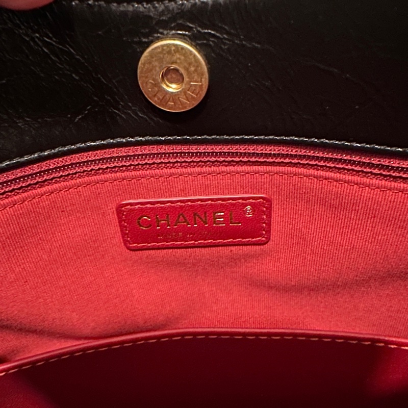 CHANEL（香奈兒）天貓精靈 HOBO嬉皮包 中號 黑色金扣 牛皮油蠟皮-15