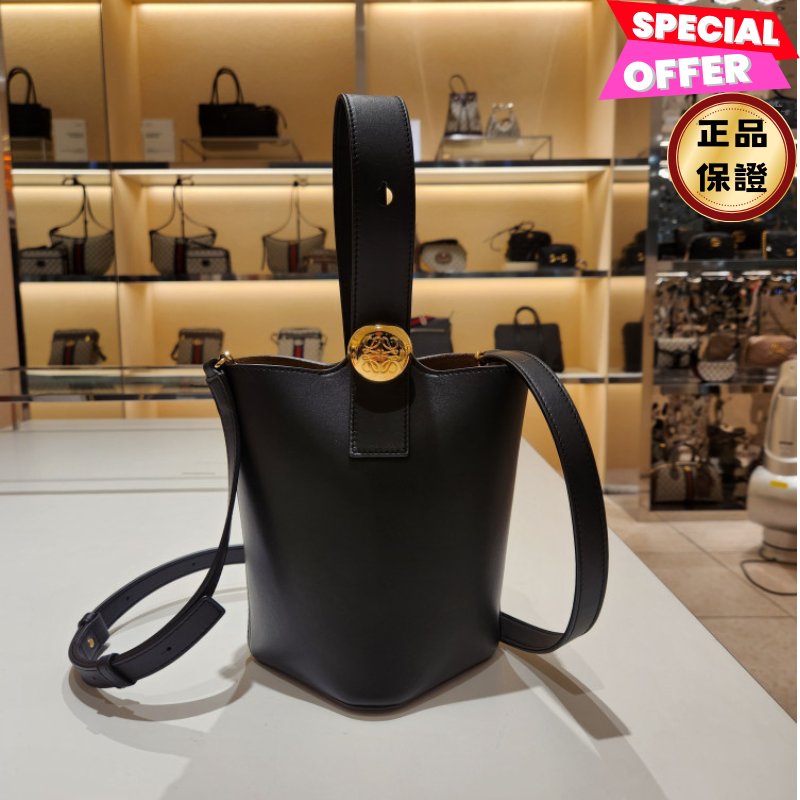 🎉新品好折扣✨Loewe 柔軟小牛皮迷你 Pebble Bucket 水桶包 黑色/附長肩帶-0