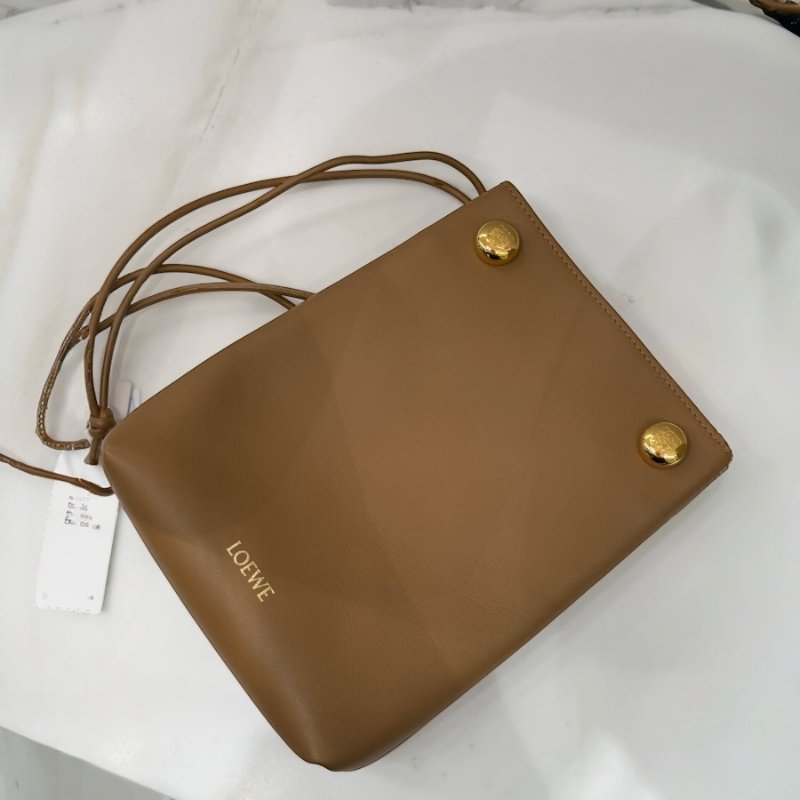 🛫早秋當季新品🛬Loewe Pebble 平滑小牛皮包 橡木色-4