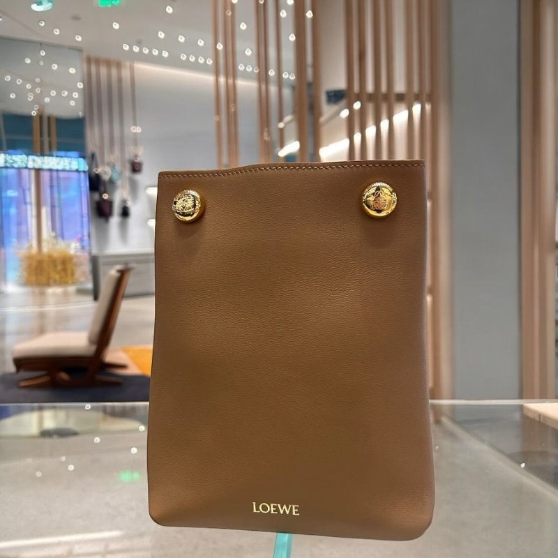 🛫早秋當季新品🛬Loewe Pebble 平滑小牛皮包 橡木色-6