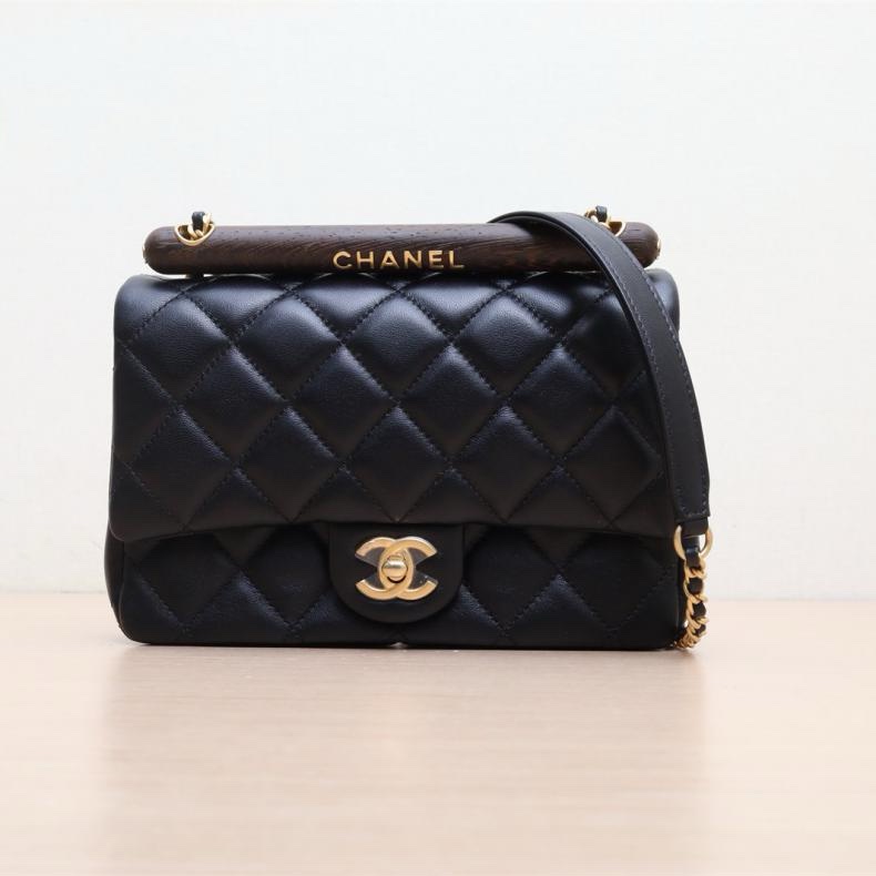 CHANEL(香奈兒) 23A CF 口蓋包 21cm 黑色 字母LOGO圓木手柄 晶片開 金扣-0