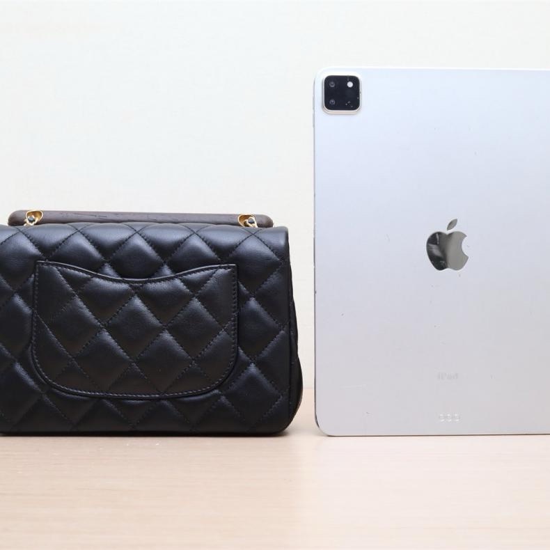 CHANEL(香奈兒) 23A CF 口蓋包 21cm 黑色 字母LOGO圓木手柄 晶片開 金扣-2