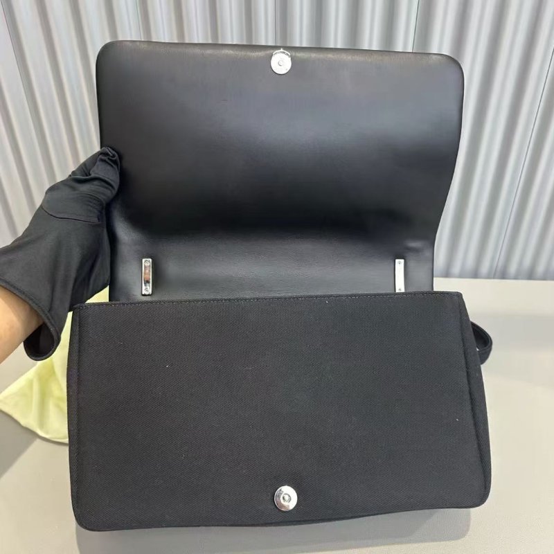 Burberry 黑色塗鴉鍊條斜背包 29x18x7cm 99新 配件塵袋-6