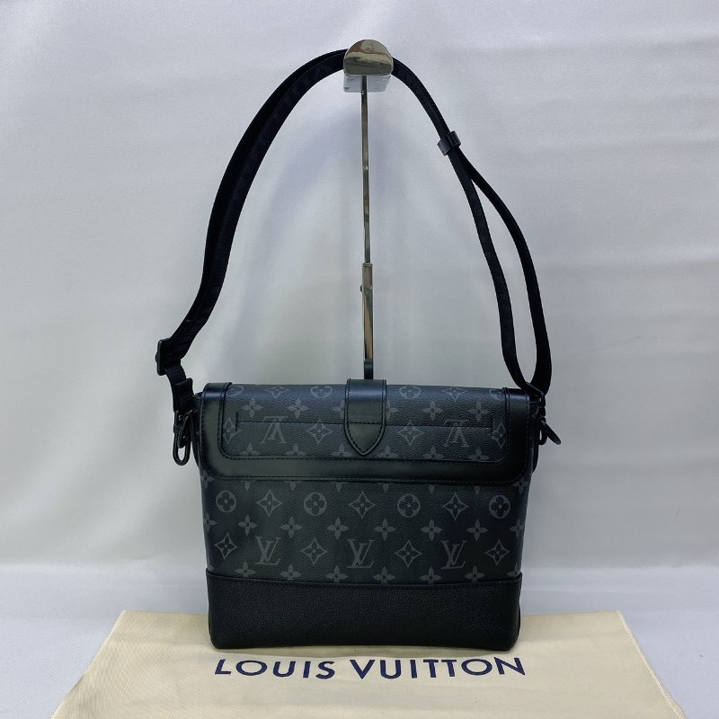 LV SAUMUR黑花郵差包-1