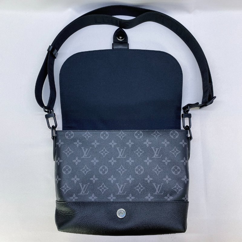 LV SAUMUR黑花郵差包-3