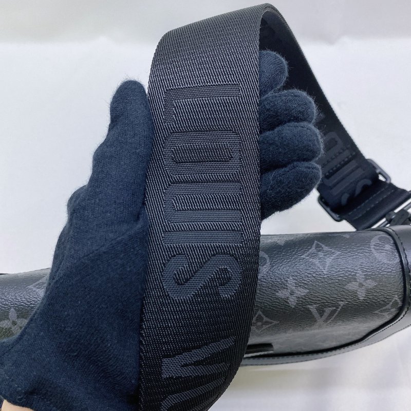 LV SAUMUR黑花郵差包-5