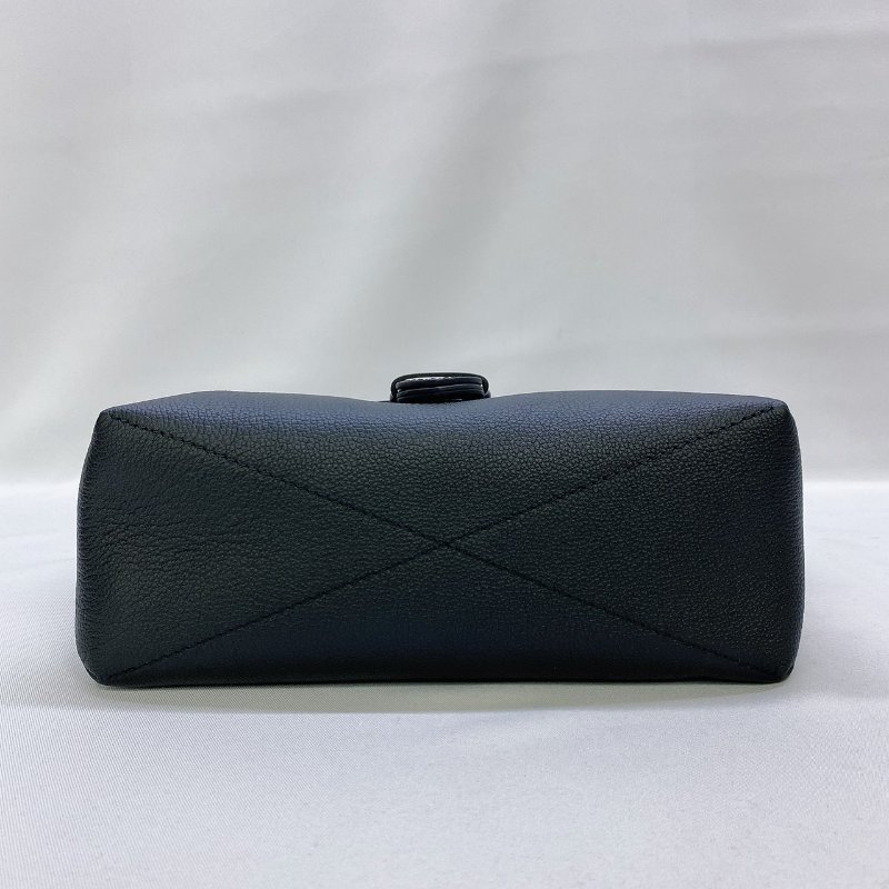 LV SAUMUR黑花郵差包-7