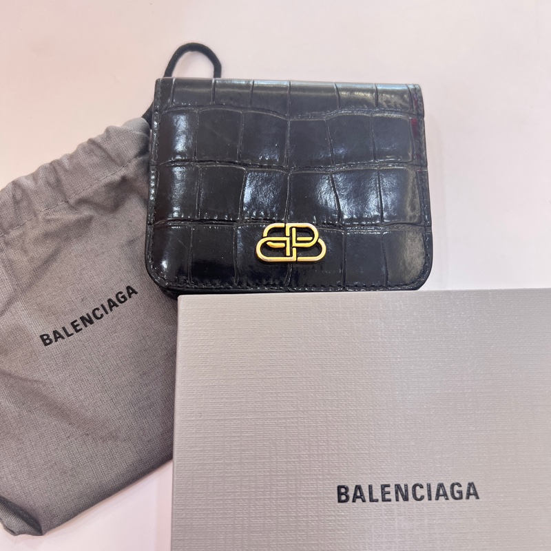 BALENCIAGA 巴黎世家 BB LOGO鱷魚壓紋小牛皮對折短夾(黑)-0