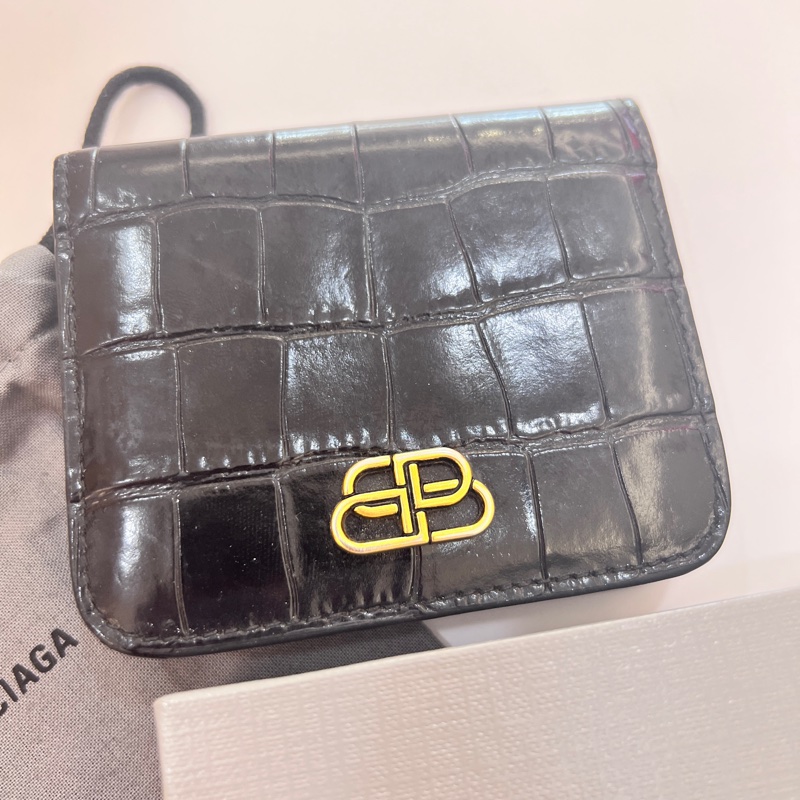 BALENCIAGA 巴黎世家 BB LOGO鱷魚壓紋小牛皮對折短夾(黑)-1