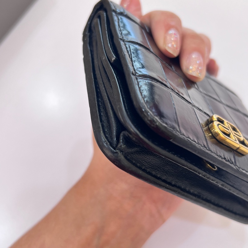 BALENCIAGA 巴黎世家 BB LOGO鱷魚壓紋小牛皮對折短夾(黑)-8
