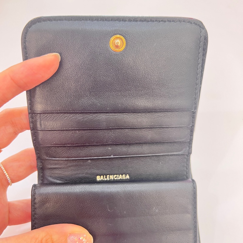 BALENCIAGA 巴黎世家 BB LOGO鱷魚壓紋小牛皮對折短夾(黑)-12