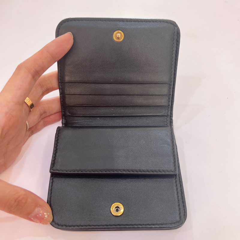 BALENCIAGA 巴黎世家 BB LOGO鱷魚壓紋小牛皮對折短夾(黑)-13