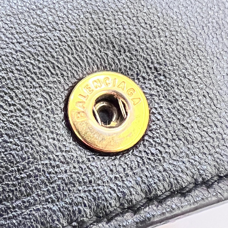 BALENCIAGA 巴黎世家 BB LOGO鱷魚壓紋小牛皮對折短夾(黑)-17
