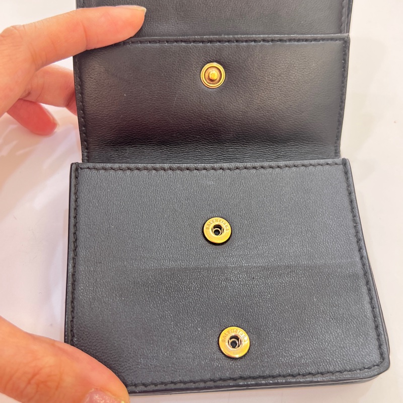 BALENCIAGA 巴黎世家 BB LOGO鱷魚壓紋小牛皮對折短夾(黑)-20