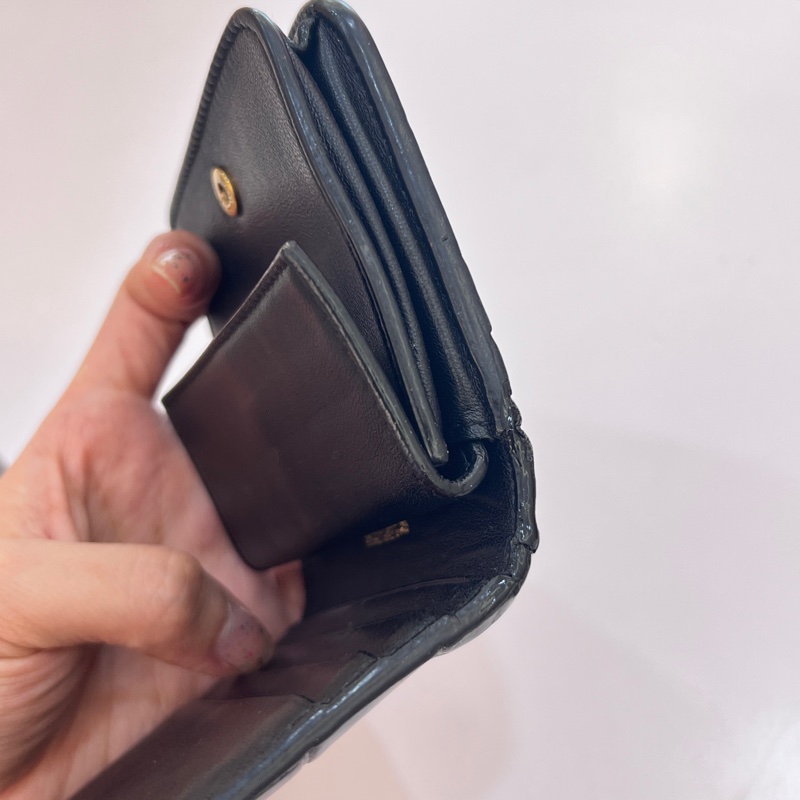 BALENCIAGA 巴黎世家 BB LOGO鱷魚壓紋小牛皮對折短夾(黑)-23