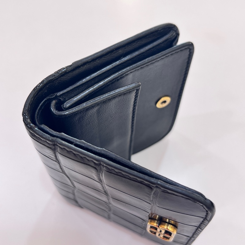 BALENCIAGA 巴黎世家 BB LOGO鱷魚壓紋小牛皮對折短夾(黑)-24