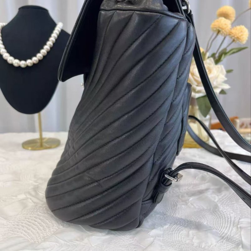 Chanel 18S 薩爾茲堡黑銀V紋後背包29.5*25*13.5 99新配件塵袋-2