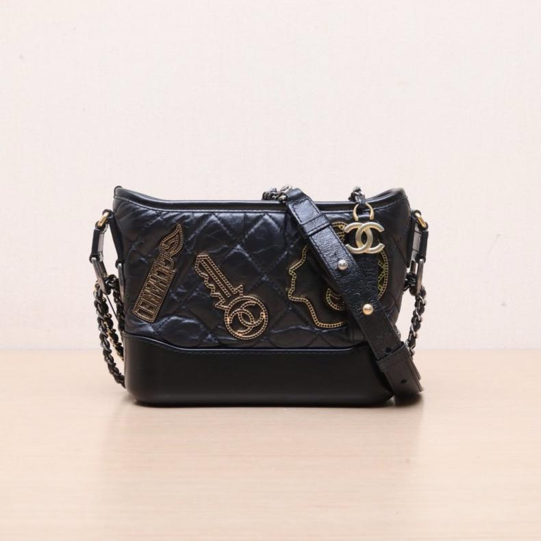 CHANEL(香奈兒) GABRIELLE 流浪包 小號 20cm 20CM 大都會 鑰匙頭像 徽章款 黑色  24開 金銀扣-0