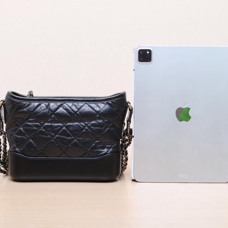 CHANEL(香奈兒) GABRIELLE 流浪包 小號 20cm 20CM 大都會 鑰匙頭像 徽章款 黑色  24開 金銀扣-2