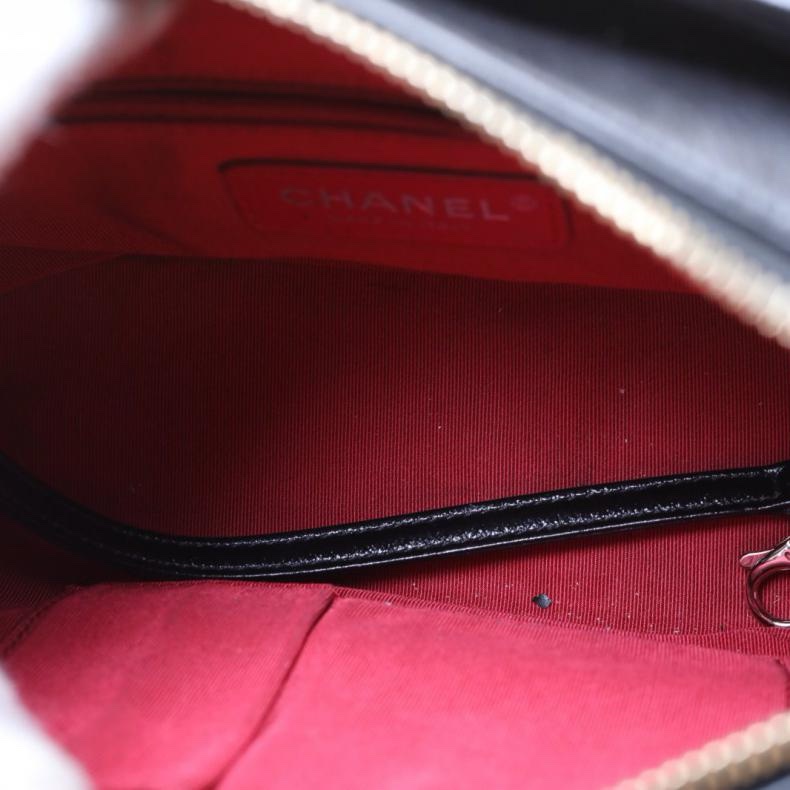 CHANEL(香奈兒) GABRIELLE 流浪包 小號 20cm 20CM 大都會 鑰匙頭像 徽章款 黑色  24開 金銀扣-4