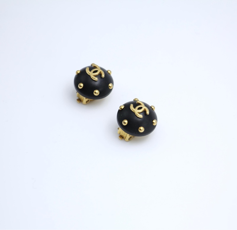 Chanel Vintage 96C樹脂黑色金色點點耳環-6