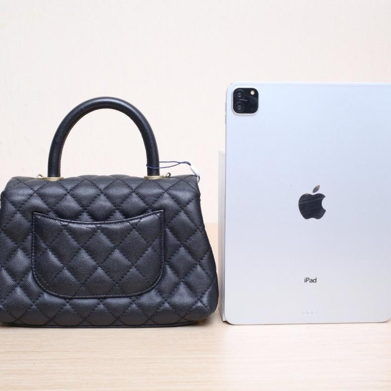 CHANEL(香奈兒) Coco Handle 小號 24cm 黑色 荔枝 25開 金扣 蜥蜴皮手柄-2