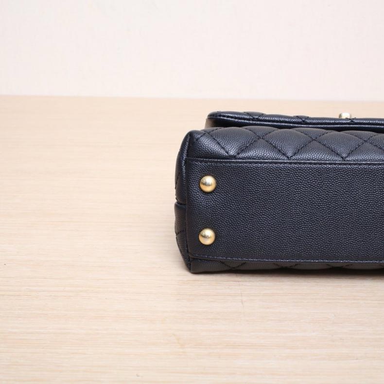 CHANEL(香奈兒) Coco Handle 小號 24cm 黑色 荔枝 25開 金扣 蜥蜴皮手柄-3