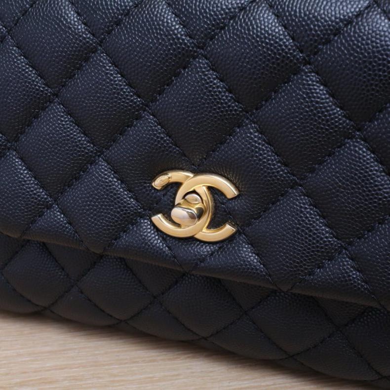 CHANEL(香奈兒) Coco Handle 小號 24cm 黑色 荔枝 25開 金扣 蜥蜴皮手柄-5