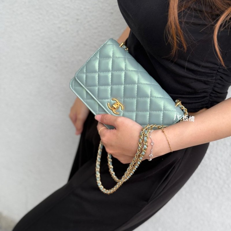 CHANEL 薄荷綠粉珠光菱格紋金釦WOC-0