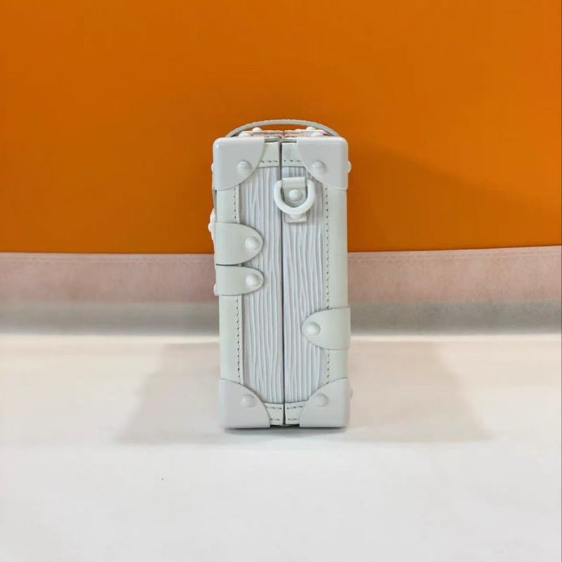 LV 限量版白雪公主PETITE MALLE系列硬盒子水波紋斜背包20*13cm 98新配件塵袋-1