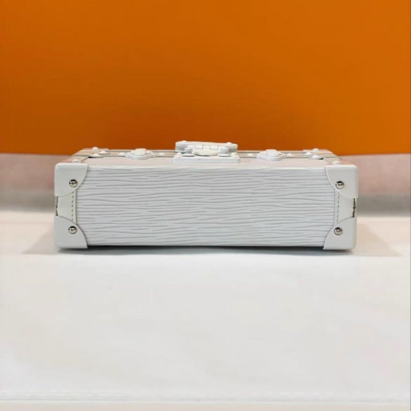 LV 限量版白雪公主PETITE MALLE系列硬盒子水波紋斜背包20*13cm 98新配件塵袋-3