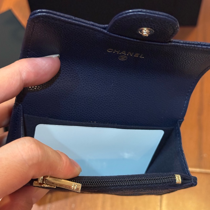 Chanel 小卡包 荔枝皮深藍淡金色logo-60