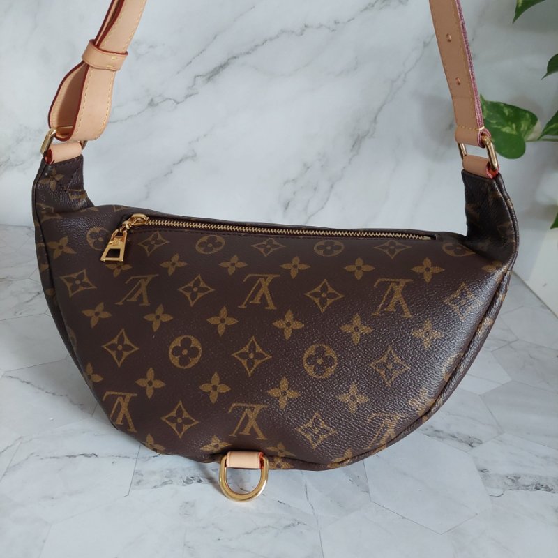 LV M43644 Bumbag🎀現品實拍 🎀 9.3成新Monogram老花字紋 腰包 斜背包 胸口包-6