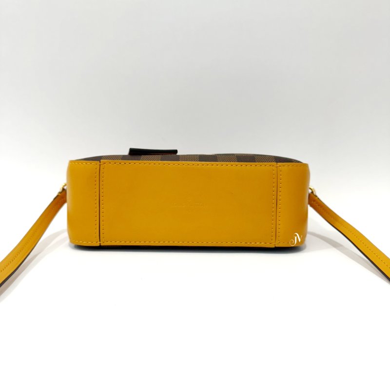 LV咖啡色棋盤格拚芥黃拉鍊相機包-4
