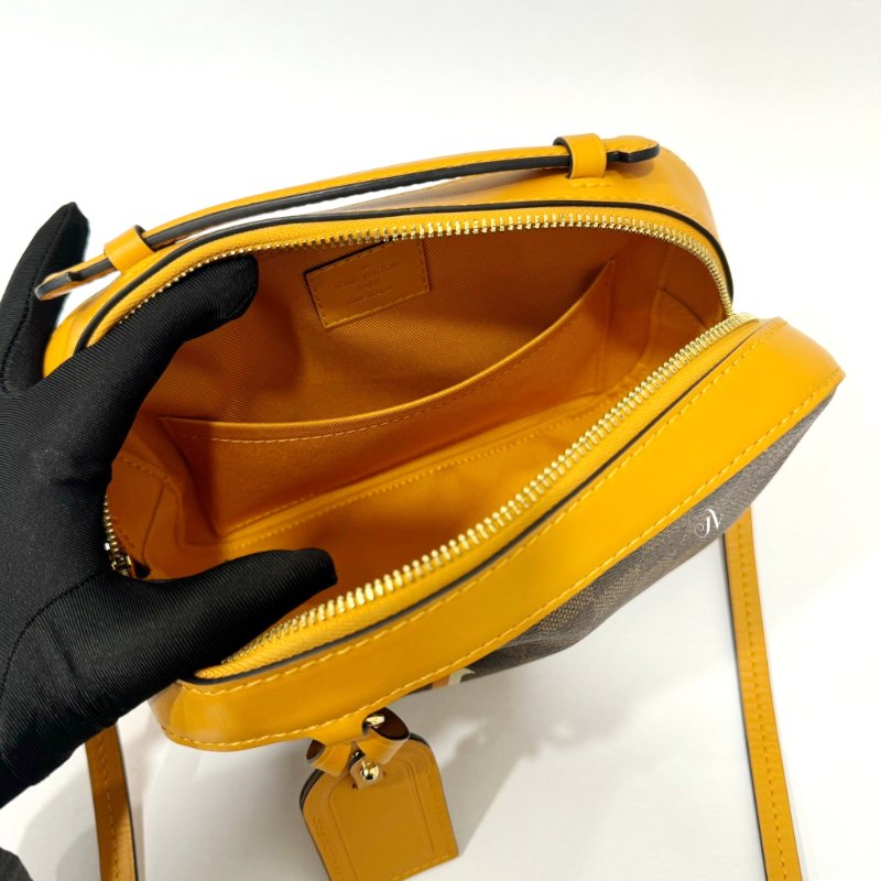 LV咖啡色棋盤格拚芥黃拉鍊相機包-6