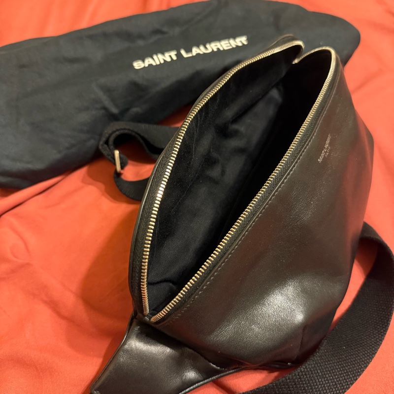 Saint Laurent Paris 經典黑色軟皮腰包-1